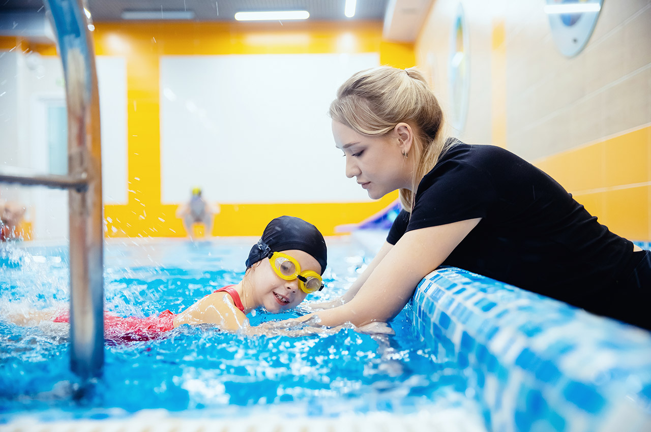 Cursuri de înot pentru copii: învățare, siguranță și distracție