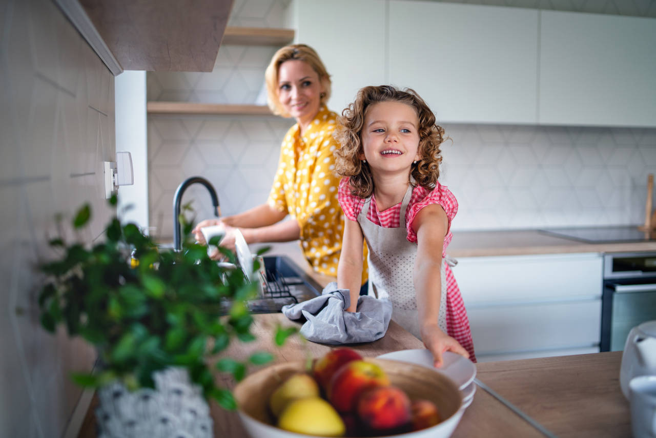Metoda Montessori: atribuirea responsabilităților casnice copiilor