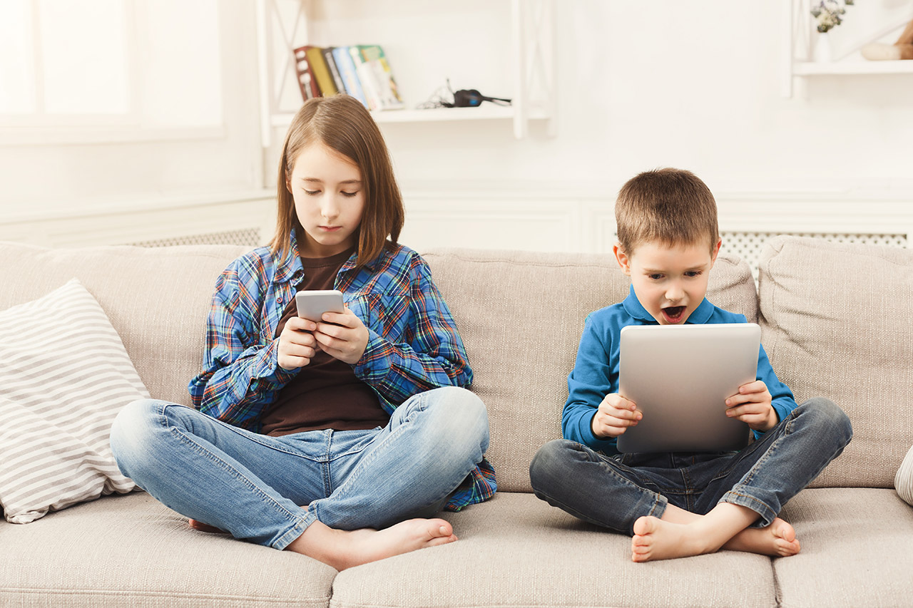 Tehnologia și copiii: Cum să echilibrezi timpul petrecut în fața ecranelor cu activități fizice