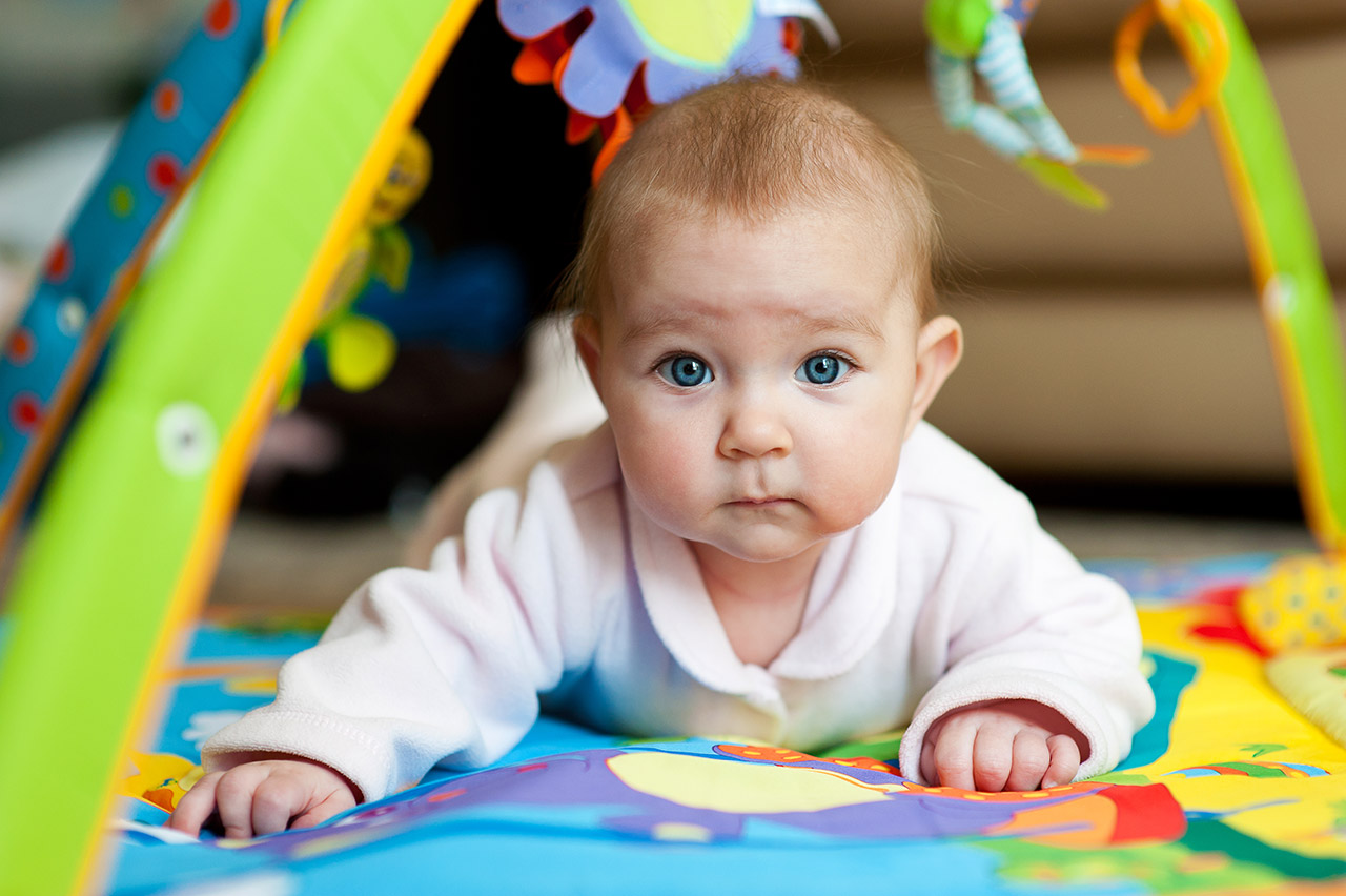 "Tummy Time" pentru bebeluși: Beneficii și sfaturi practice